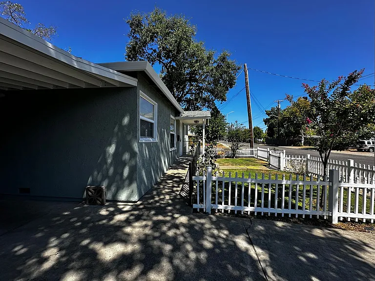 1836 Continental St — Photo 4