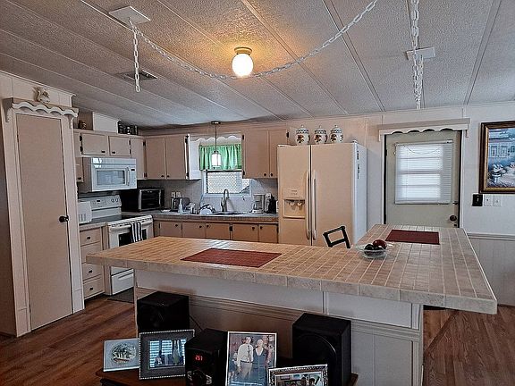3rd image of 415 Wedgewood Ct