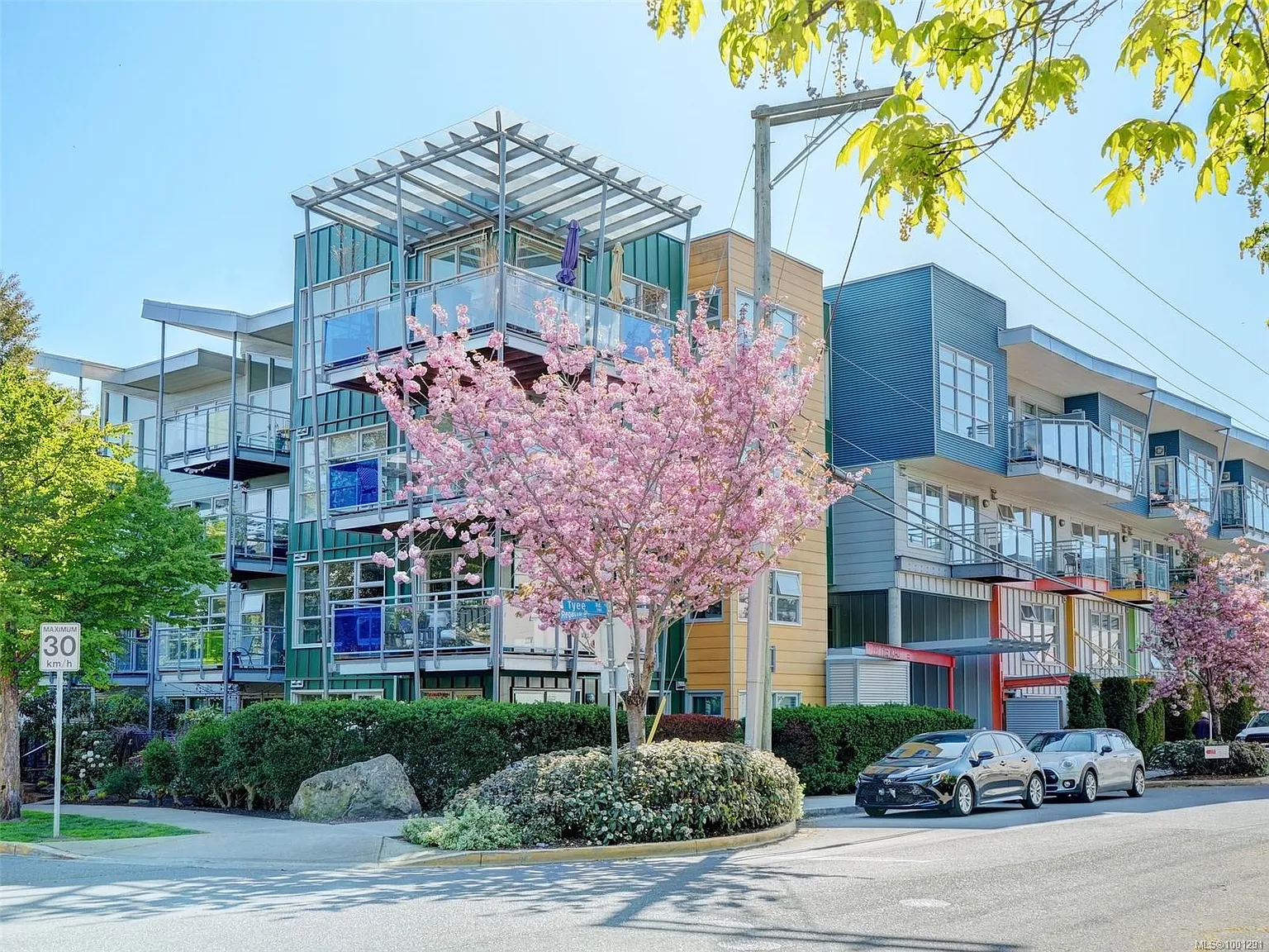 797 Tyee Rd #408 photo 1