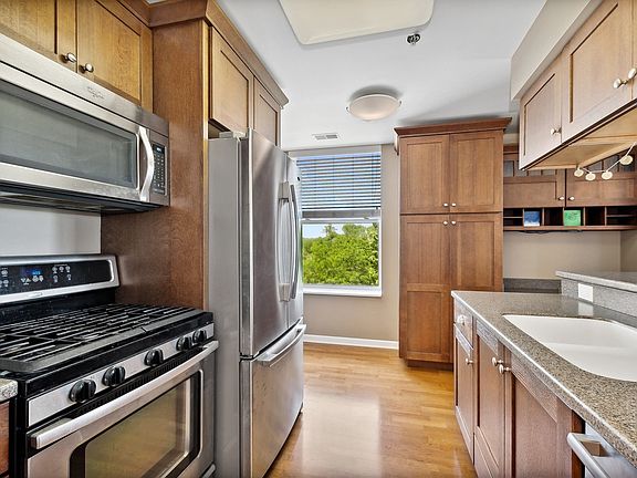 4th image of 400 Village Cir Unit 201