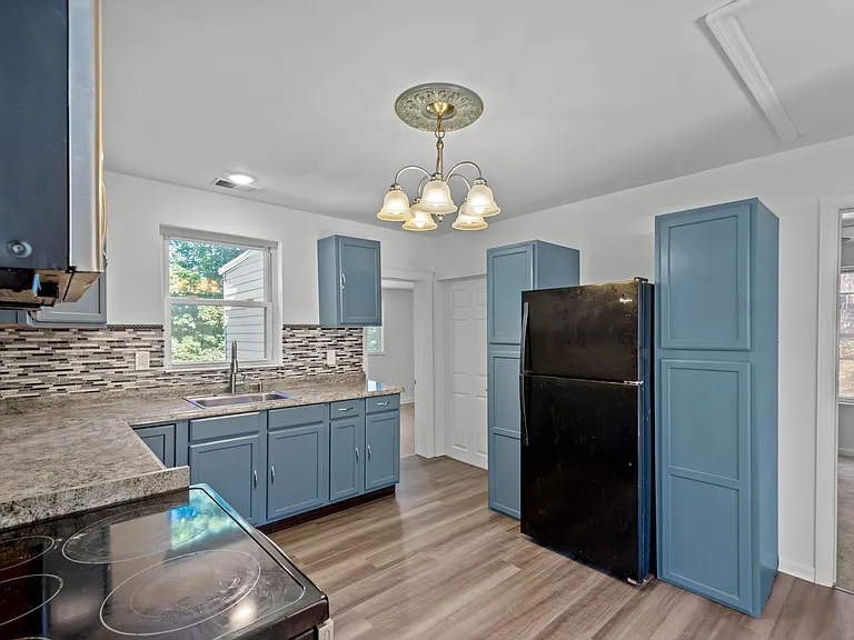 1886 Beechford Ave — Photo 9