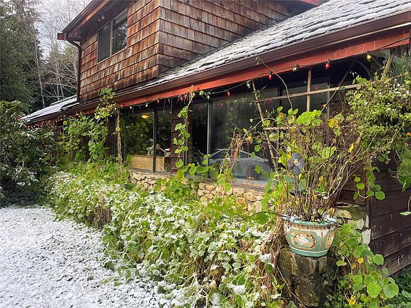 4th image of 801 Nimpkish Heights Rd