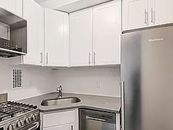 4th image of 65 W 55th St APT 12E