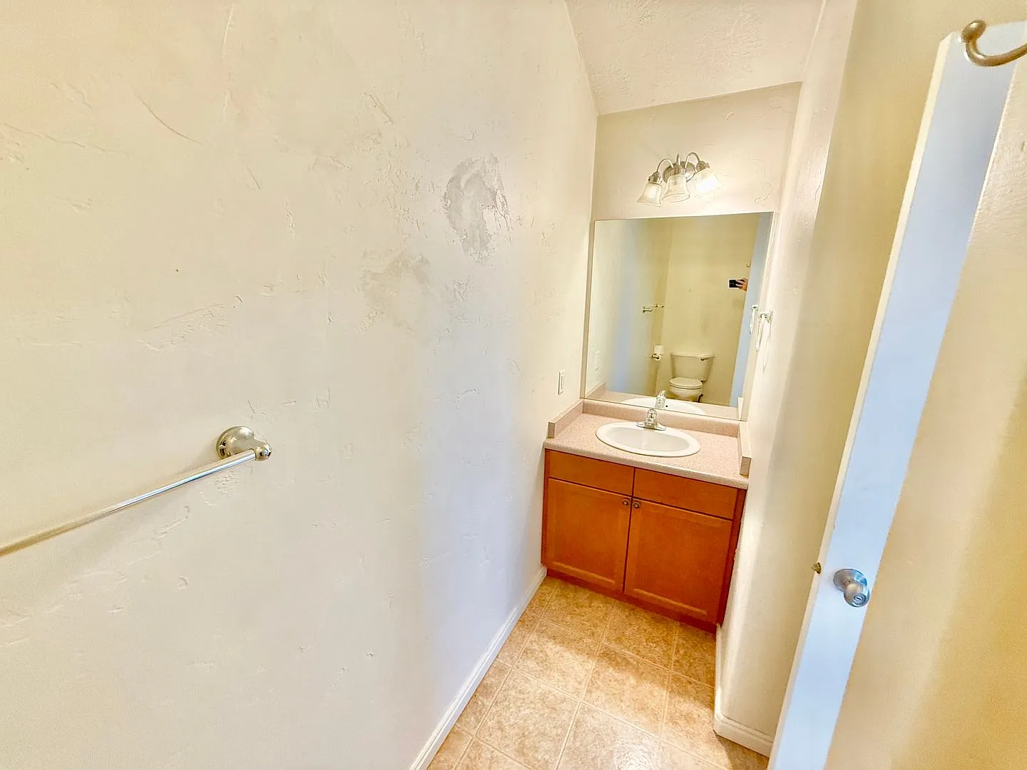 Beautiful Daybreak Studio Apartment with Private Entrance & Community Amenities — Photo 4
