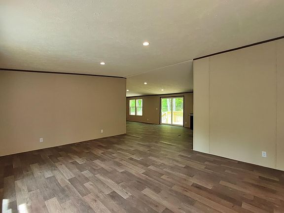 4th image of 321 Lakeside Dr
