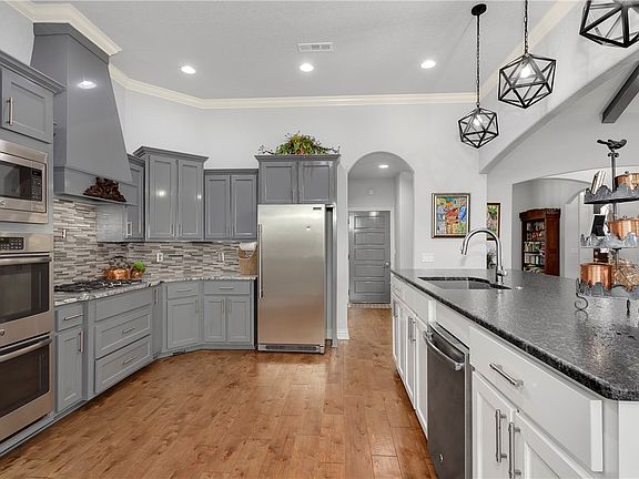 5th image of 433 Twin Falls Dr