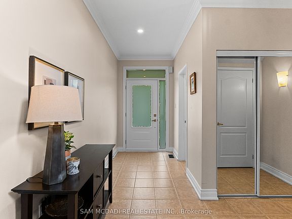 4th image of 899 Pickersgill Cres