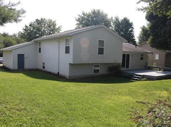 3rd image of 915 Country Club Dr