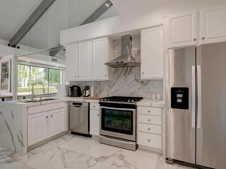 135 Desert West Dr — Photo 16