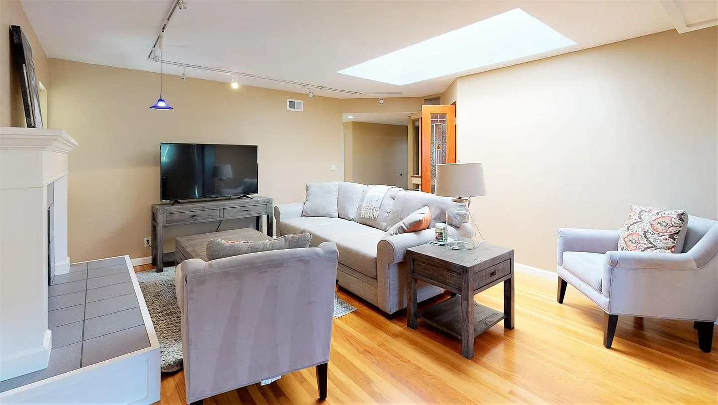 Stunning Private Bedroom in Welcoming Santa Clara Home By El Camino Real — Photo 1