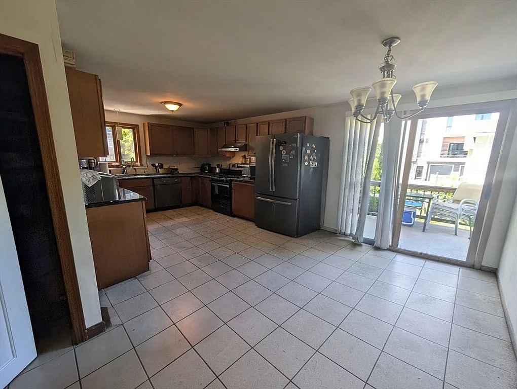 4 bed, 2.5 bath, 1971 sqft, $5,000 — Photo 1
