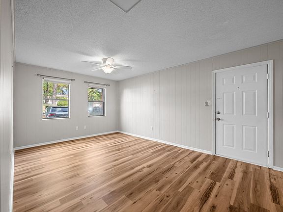 3rd image of 101 Ravenwood Dr APT B