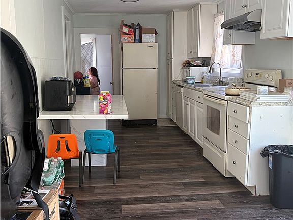 3rd image of 25 Lorimer St