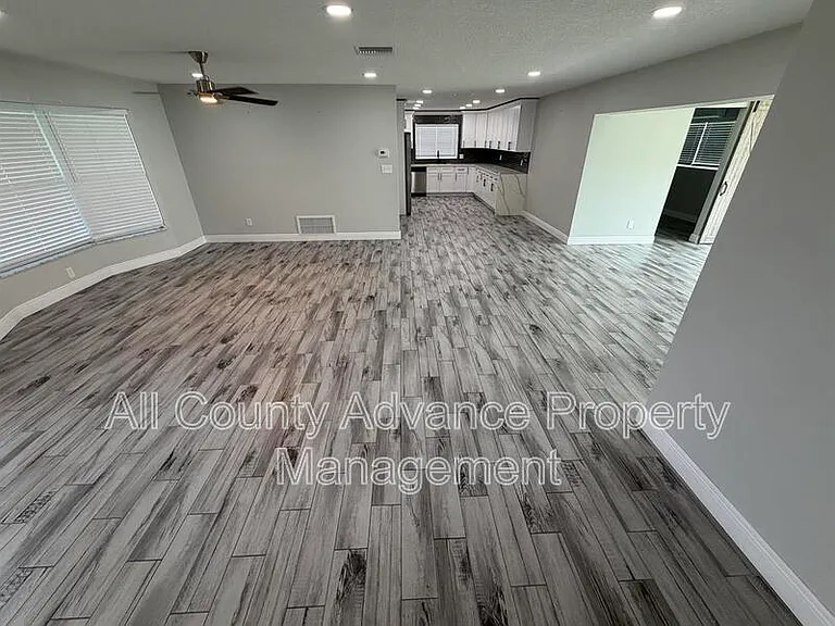 2320 Surrey Ln — Photo 7