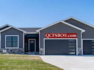 1112 Cypress Point Ct, Eldridge, IA 52748