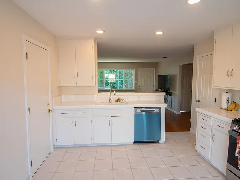 813 Comstock Dr — Photo 2