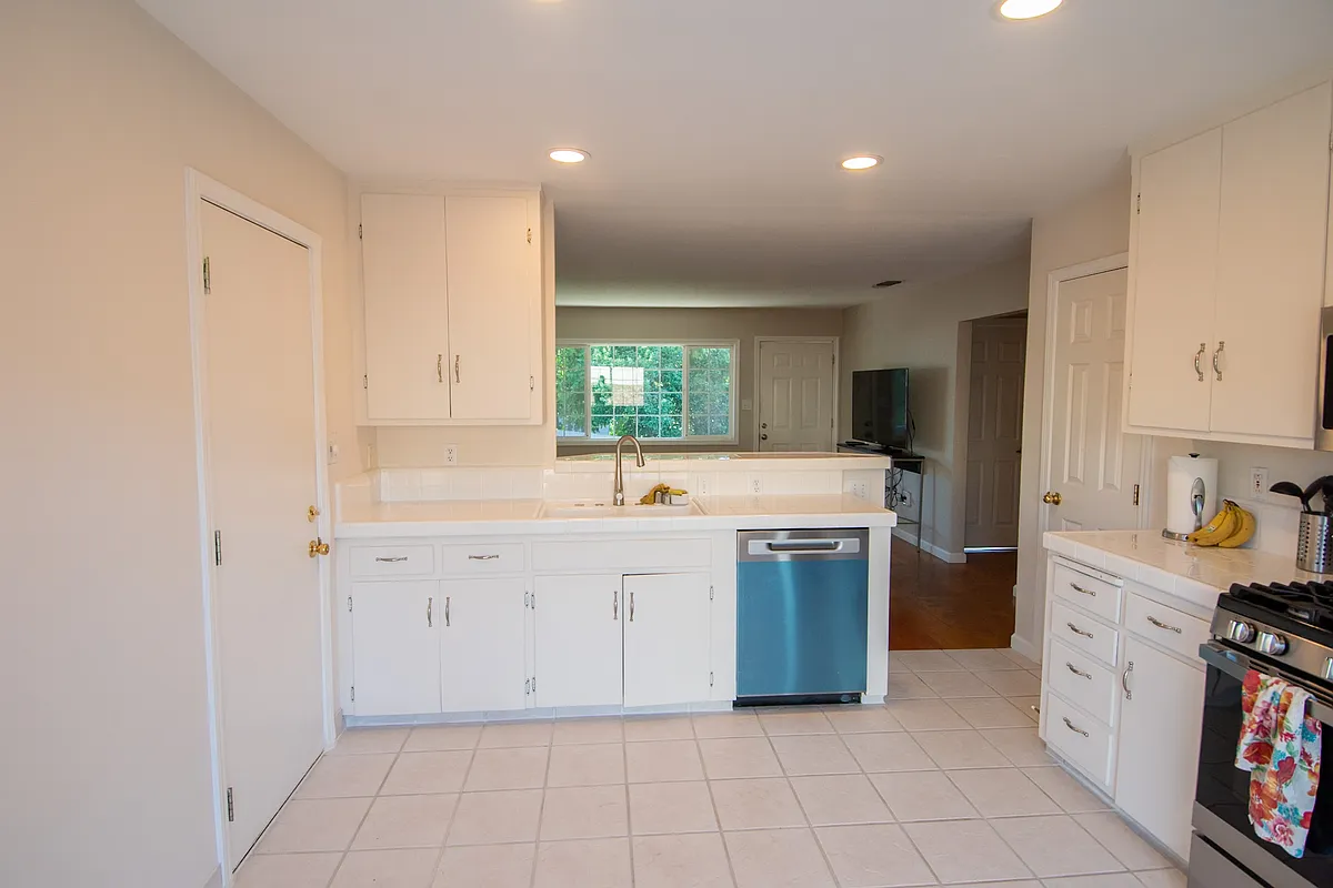 Building Photo - 813 Comstock Dr