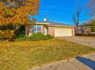 10624 Cobblestone Dr, Benbrook, TX 76126