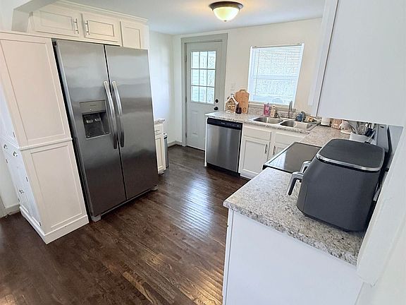 3rd image of 900 Absher St