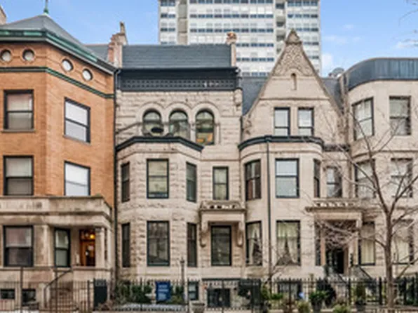 33 E Division St, Chicago, IL 60610