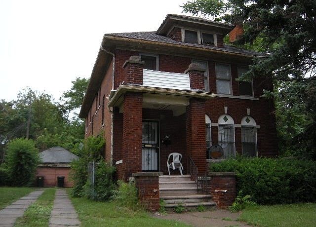 2nd image of 194 W Longwood Pl