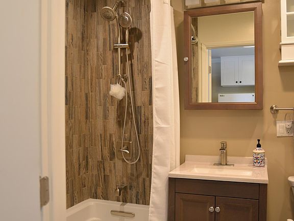 Deep DEEP soaking bathtub and shower with extended therapeutic shower heads.