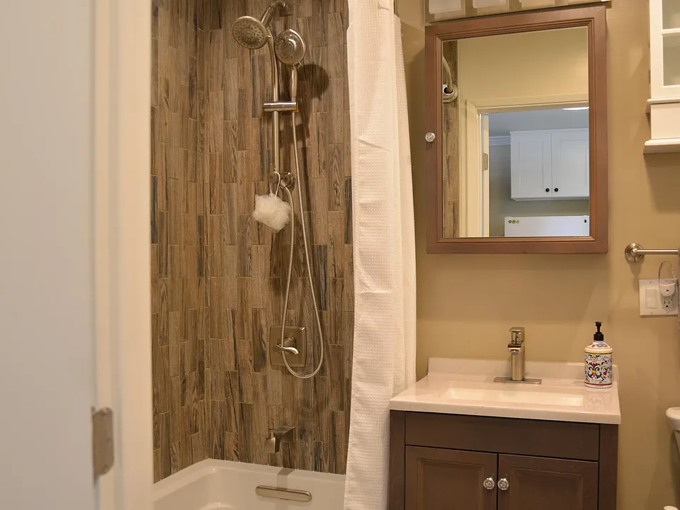 Deep DEEP soaking bathtub and shower with extended therapeutic shower heads.