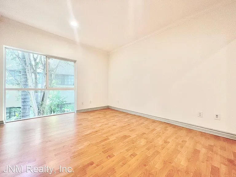 8411 De Longpre Ave #203 — Photo 15
