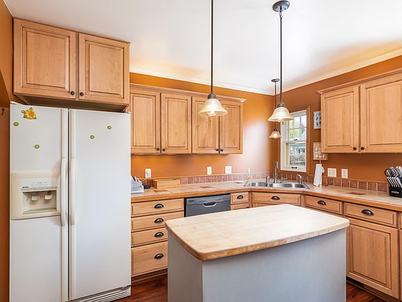 4th image of 2524 Plainfield Ave NE