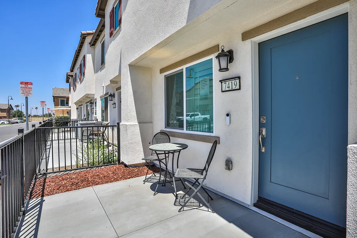 3 bed, 1257 sqft, $2,950 — Photo 2