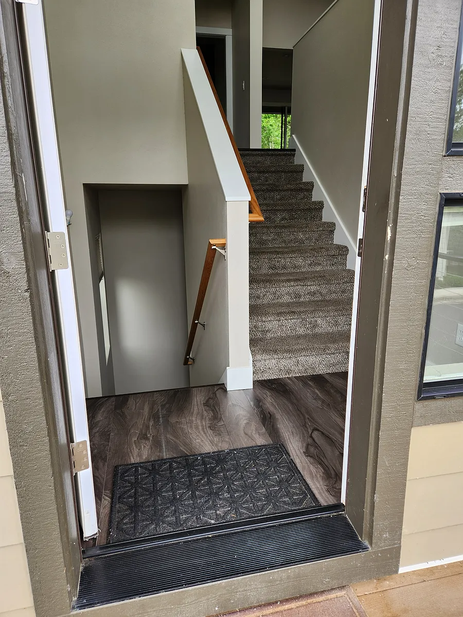 Split level entrance - 3918 Gansen Way #8