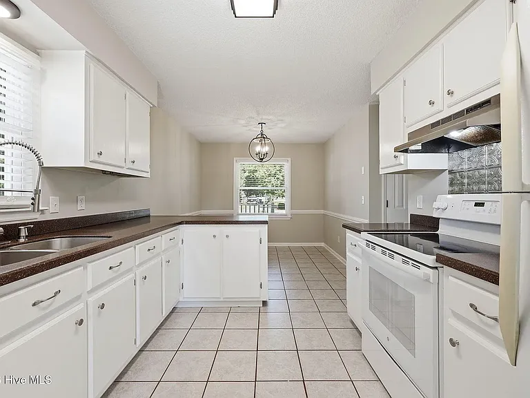 2117 Canyon Dr — Photo 30