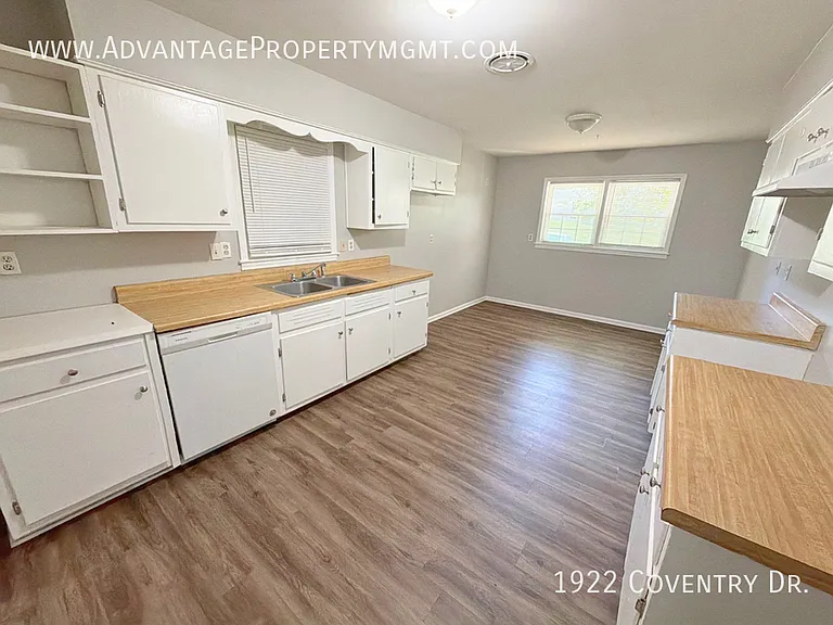 1922 Coventry Dr — Photo 9