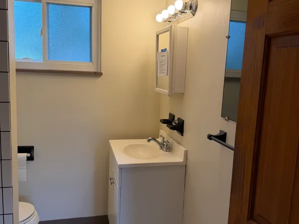 396 E Lake Ave, Barberton, OH 44203