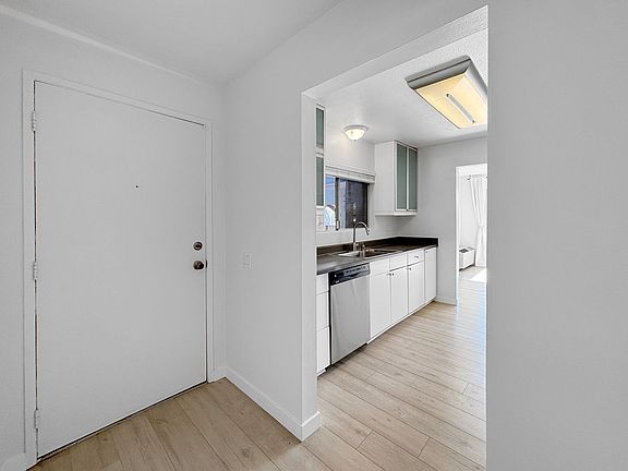 2nd image of 2522 Clairemont Dr Unit 107