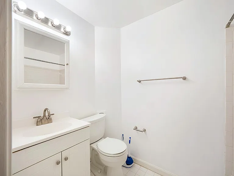 319 I St NE — Photo 16
