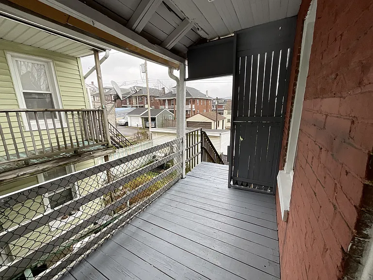 932 W Princess St — Photo 10