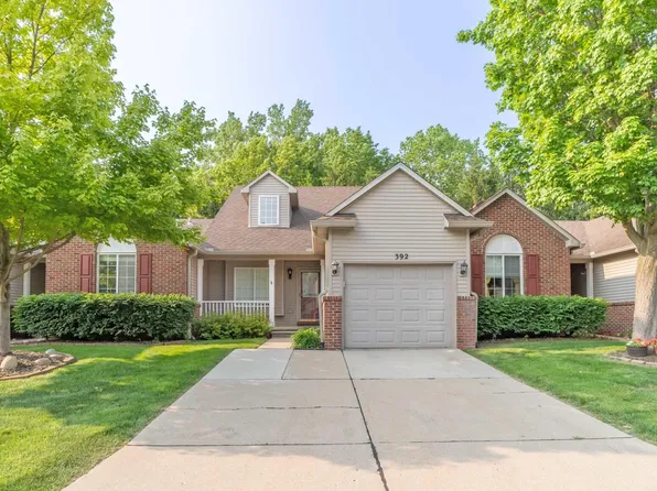 392 Woodfield Square Ln, Brighton, MI 48116