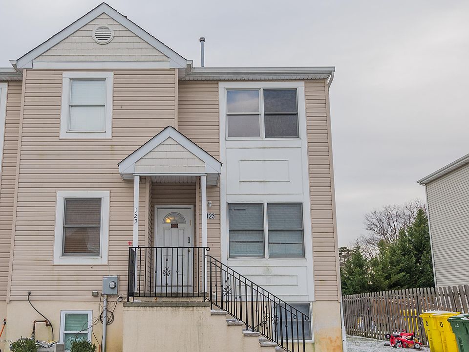 1st image of 123 Walnut Ave