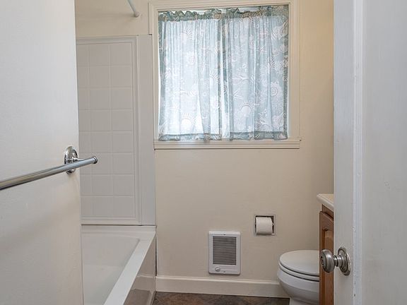 4th image of 2621 Louisiana St