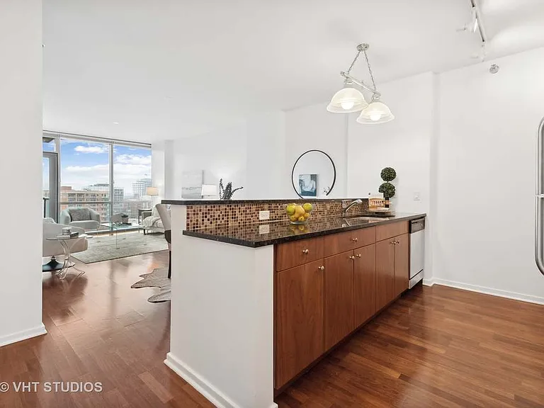 123 S Green St #1009B — Photo 2