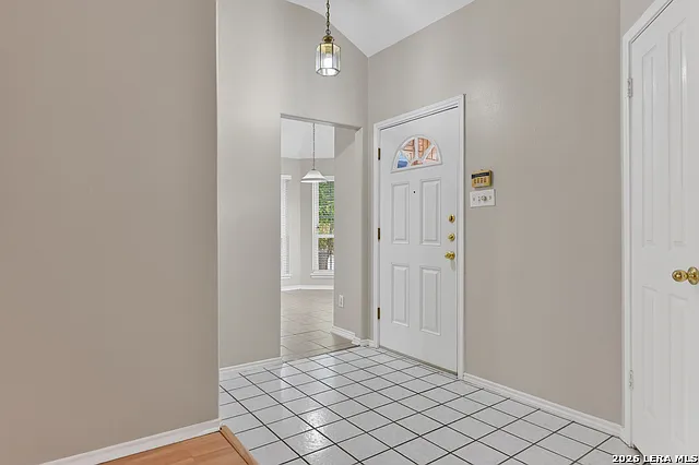 3 bed, 2.0 bath, 1883 sqft, $2,200 — Photo 3