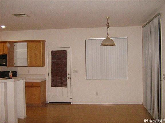 4th image of 390 Nutcrest Ct
