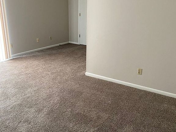 3rd image of 1523 Lincolnshire Dr #6