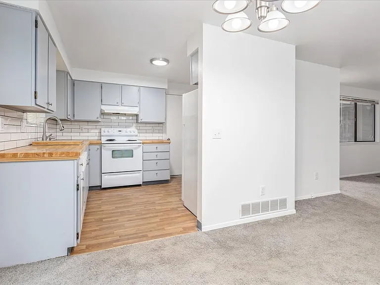 2302 W Canal St — Photo 6