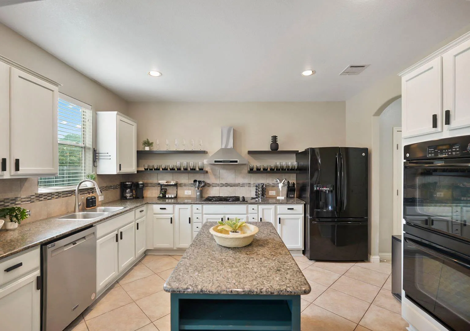 4 bed, 2.5 bath, 2865 sqft, $4,400 — Photo 4