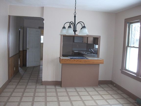 4th image of 2668 Eastman Ave