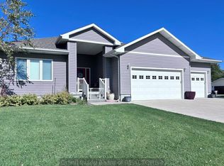 928 Sun Valley Pl, Grand Island, NE 68801
