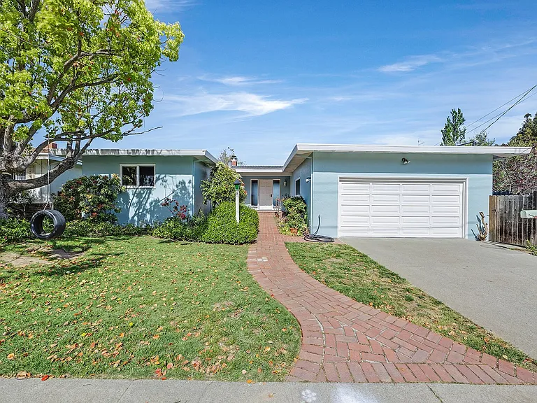 8 Stephens Ct — Photo 1