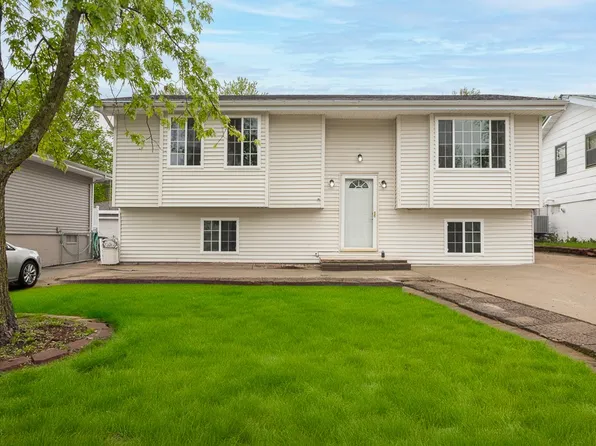 1855 Glenwood Cir, Des Moines, IA 50320